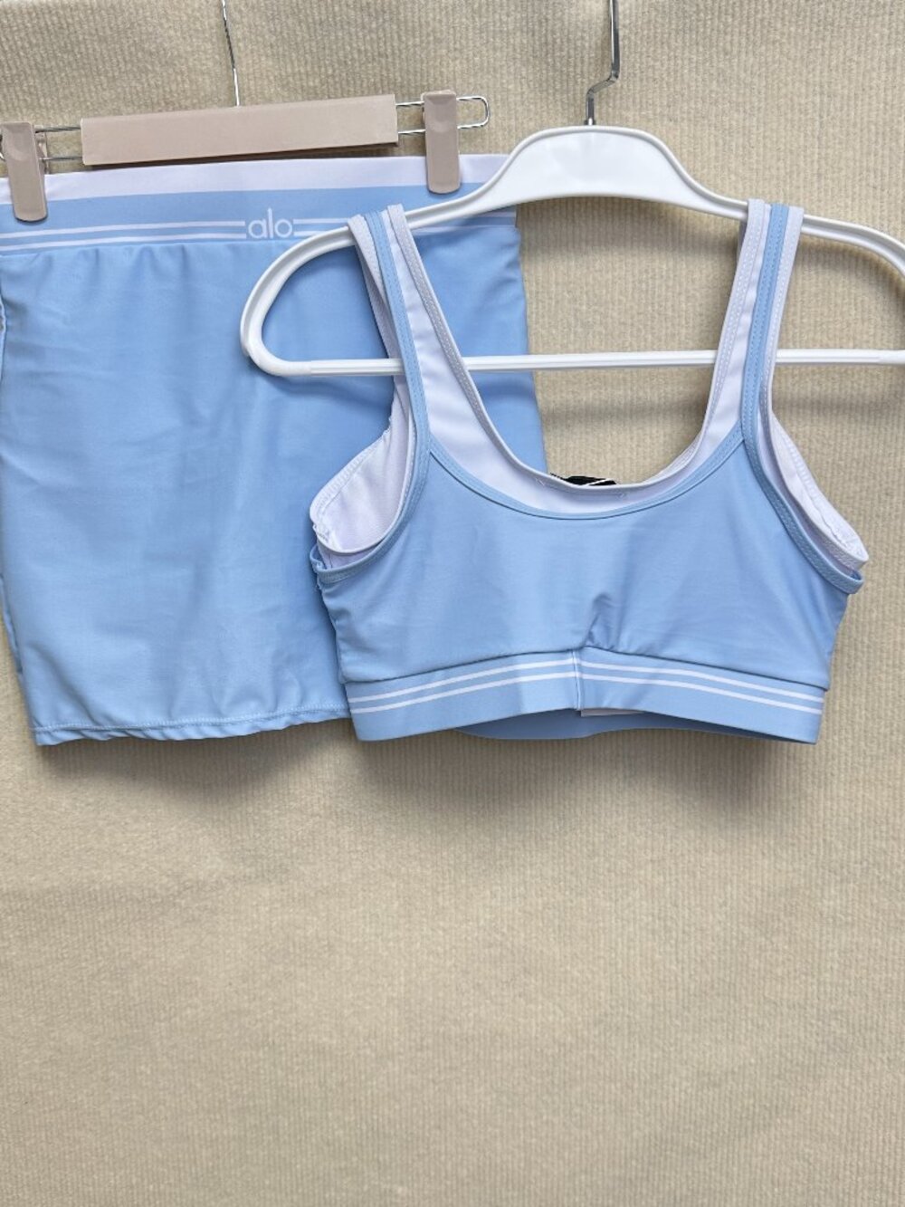 Alo Yoga solid color sports bra with logo + sports skirt, size S - Picture 2 of 4